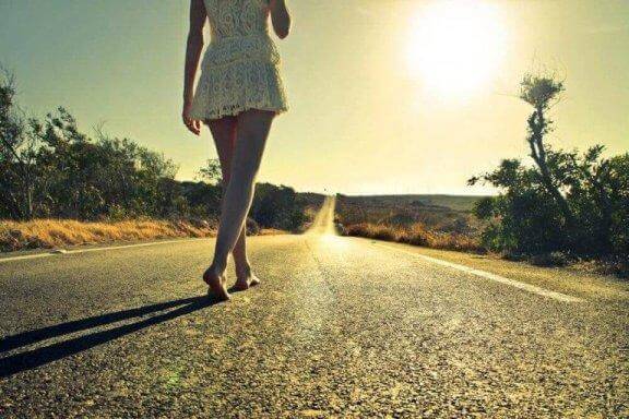 yolda çıplak ayakla yürüyen kadın