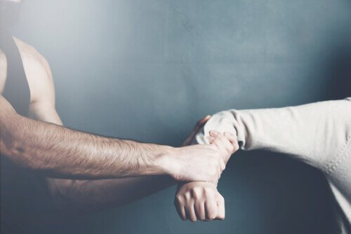 şiddet içeren davranışlar