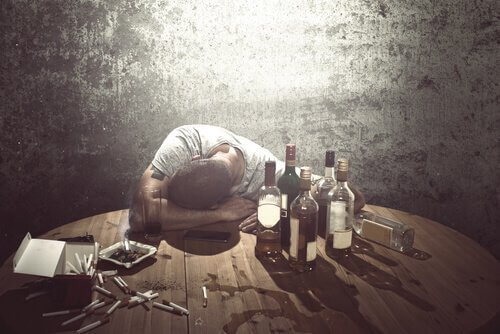 alkol şişeleri ve sızmış bir adam