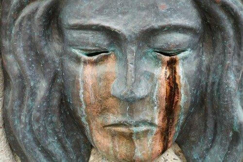 ağlayan kadın heykli