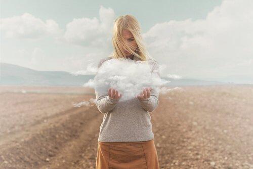 elinde bulut tutan kadın