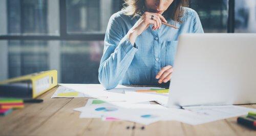 çalışan meşgul kadın