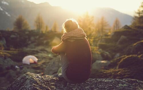 dağda tek başına oturan kadın