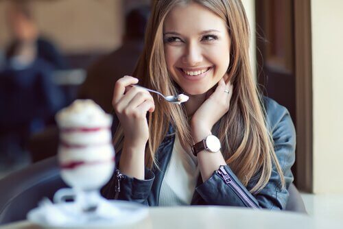 kafede dondurma yiyen kadın