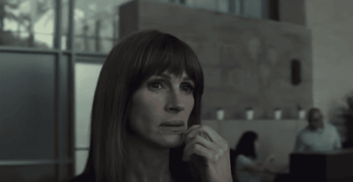 Homecoming heidi düşünen kadın