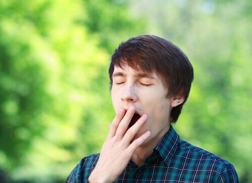 can sıkıntısı ile esneyen adam