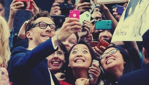 benedict cumberbatch hayranlarıyla fotoğraf çekerken