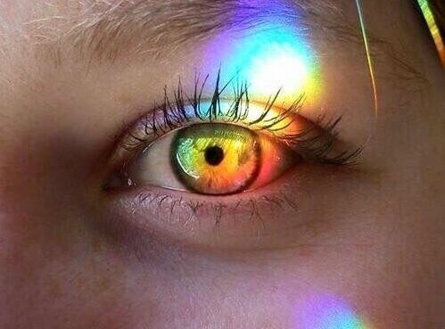 renkli ışık vuran göz