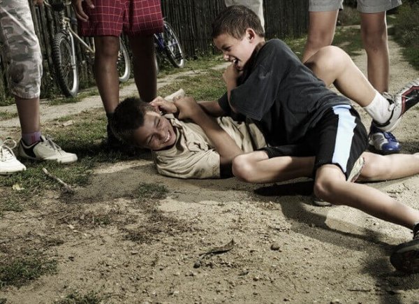 kavga eden çocuklar