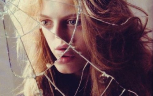 kırık aynaya bakan kız