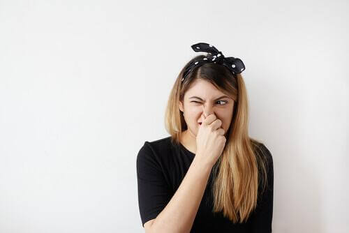 burnunu kapatan kadın