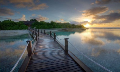 gün batımında ahşap köprü