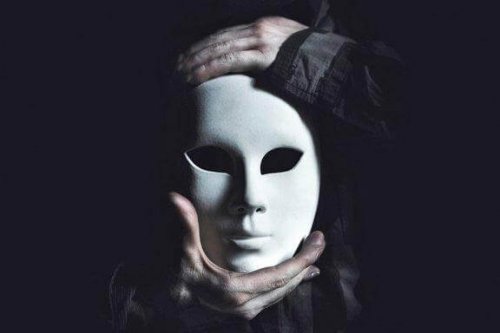 elinde maske tutan karanlık