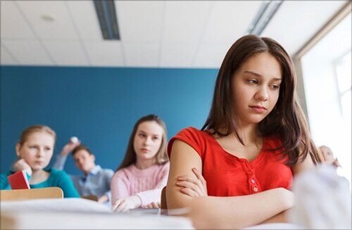 sınıftaki üzgün öğrenci
