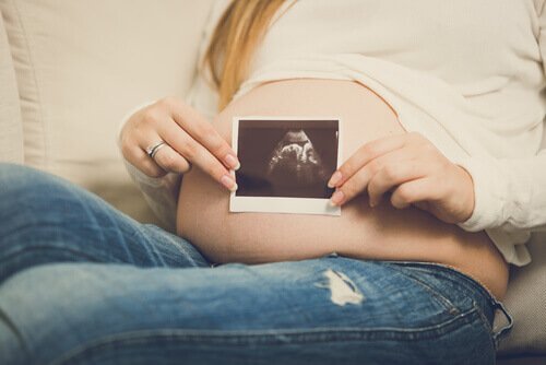 ultrason fotoğrafı tutan hamile kadın