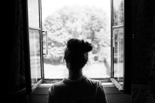 pencere önünde bir kadın