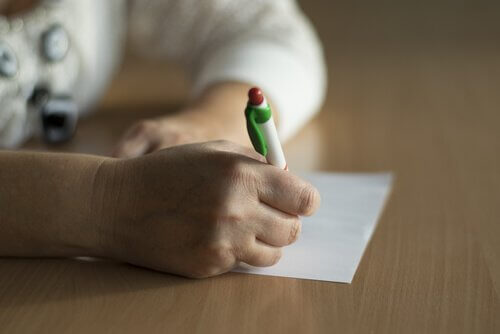 belge imzalayan insan