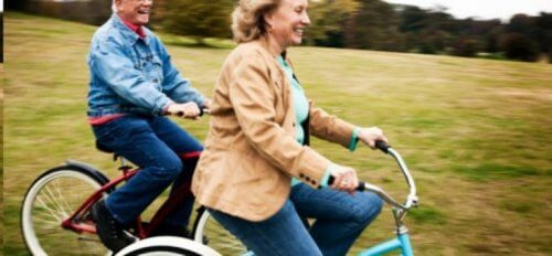 bisiklete binen yaşlı çift