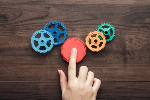 çarklara dokunan el