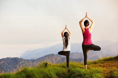 çocuğuyla yoga yapan kadın