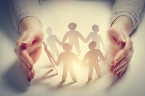 kağıttan figürler tutan çocuk