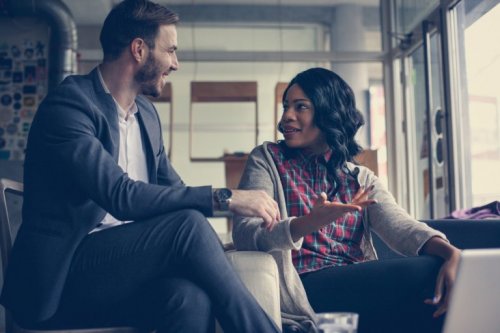 erkek ve kadın konuşuyor