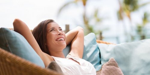 koltukta gülümseyen kadın