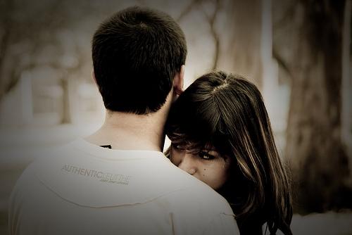 sevgilisine hayranlık ve aşk duyan kadın