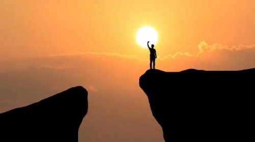 uçurum kenarındaki adam