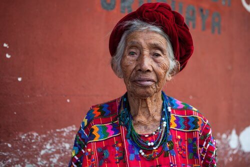 susto yaşayan üzgün kadın