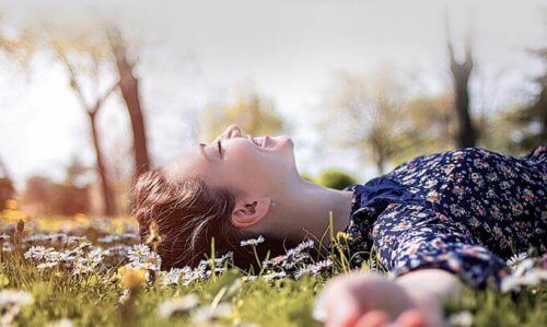 papatyaların üstünde yatan kadın