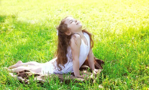 yoga yapan kız çocuğu