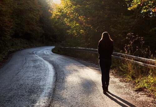 yolda tek başına yürüyen kadın