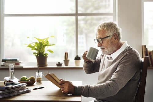yaşlı adam çalışma masası kahve emekli olmak 