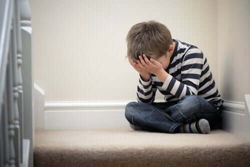 merdivenlerde oturmuş ağlayan çocuk