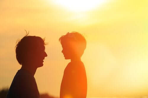 güneşli havada çocuğuyla konuşan ebeveny
