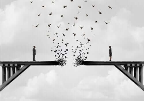 dağılan köprüde duran iki kişi