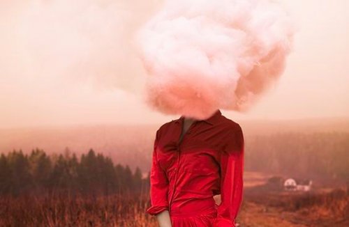 kırmızı elbise içinde kafası duman bulutu olan insan ve bilişsel psikoloji