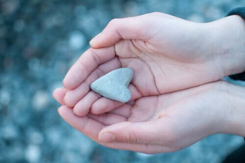avuçlarda minik kalp şeklinde taş