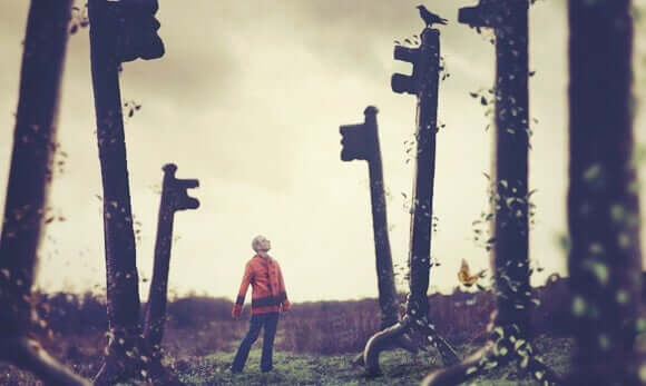 Anahtarlar arasındaki çocuk