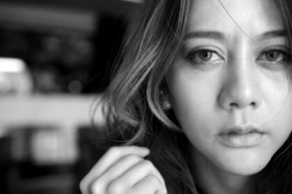 merceğe bakan üzgün kadın