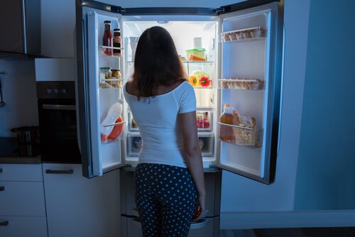 buzdolabına bakan kadın