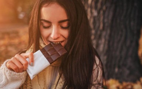 çikolata yiyen ve mutlu olan kadın