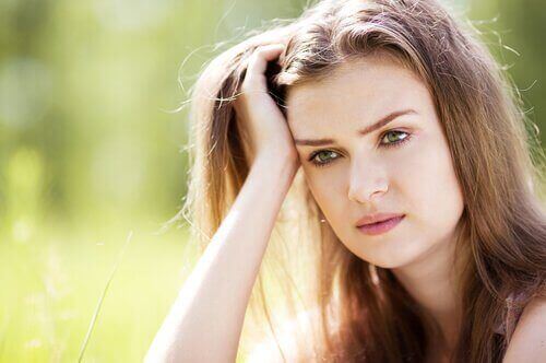 düşüncelere dalmış bir kadın