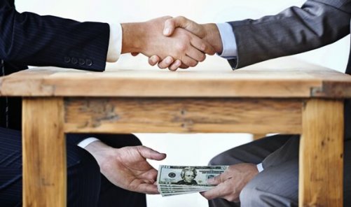 masa altından el değiştiren para