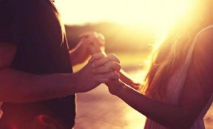 İçine Kapanık Biriyle Bağlantı Kurmanın Anahtarları