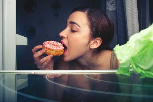 Gece Yeme Sendromu ve donut yiyen kadın
