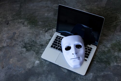 laptop üzerinde maske