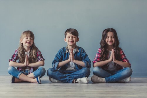 meditasyon yapan çocuklar