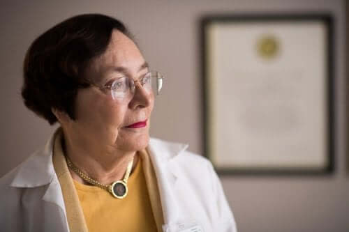 Nancy Andreasen uzaklara bakıyor